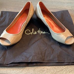 COLE HAAN NIKE AIR Tali nude patent peep toe wedge heel. Size 8B